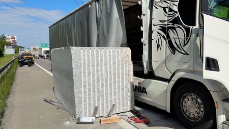 Z kamionu na Pražském okruhu vypadl 25tunový kvádr, doprava kolabuje