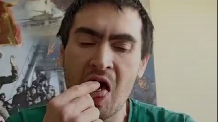 Na frontu se nevrátím. Zoufalý ruský voják natočil video, na kterém polyká baterie a zapíjí je energy drinkem