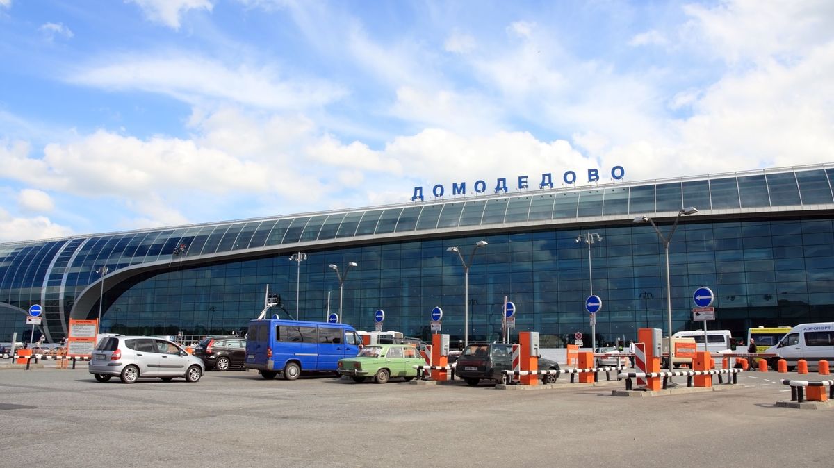 Moskva hlásí útok drony, dočasně uzavřela letiště