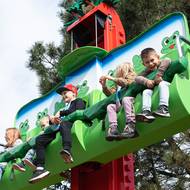 Na rozdíl od Disneylandu se zde na mnoho atrakcí nestojí mnohahodinové fronty. Přesto však doporučujeme vyrazit mimo letní sezonu. Maximální čekací doba na jednu z nejvytíženějších atrakcí byla 35 minut. Zároveň je možné si také na jednotlivé atrakce koupit přednostní vstup.