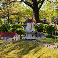 Miniatura holandského větrného mlýnu a krajiny