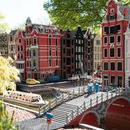 Miniland je jako živý díky projíždějícím lodím a postavičkám, které jsou umístěny v okolí.