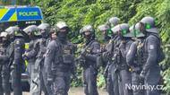 U domu obsazeného squatery v Praze rozjela policie manévry