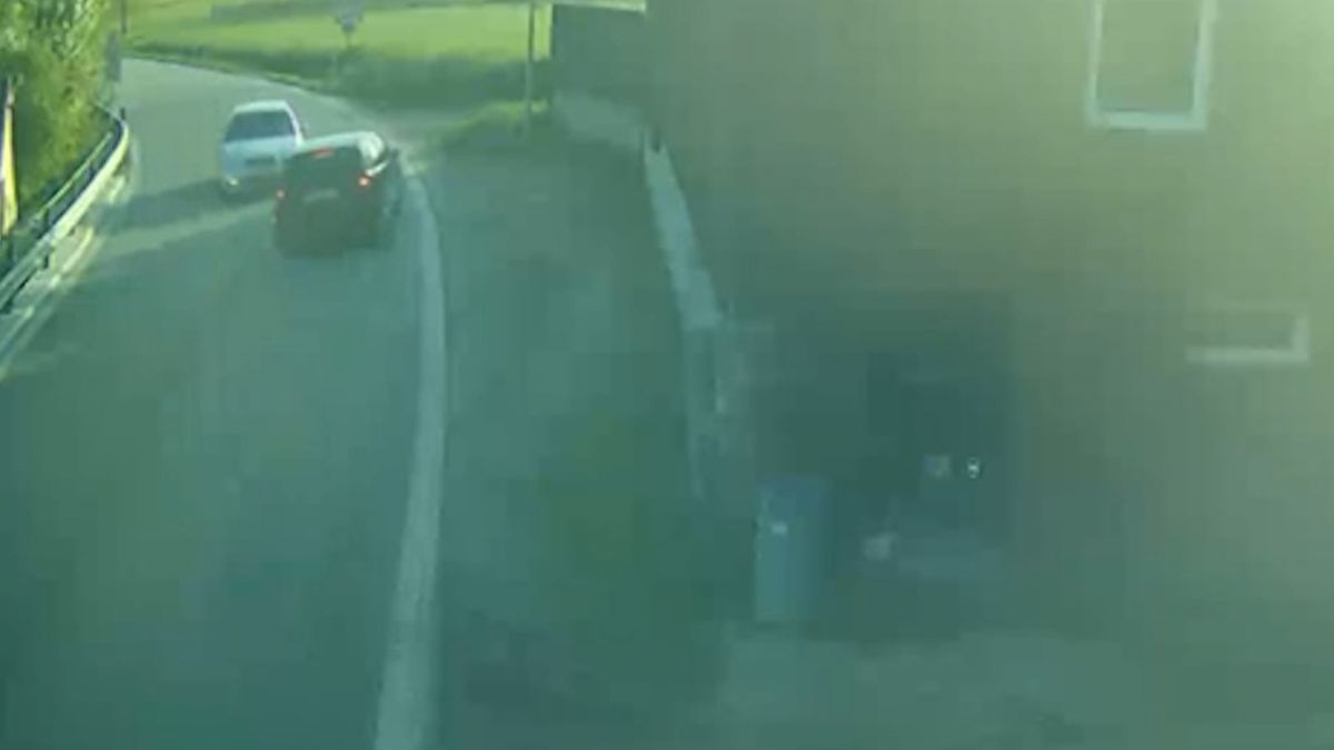 Video zachytilo řidiče, jak vlétl v zatáčce u Milevska do protisměru. Pak od nehody ujel