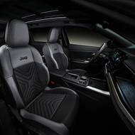 Kabina působí vzdušně a moderně.