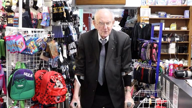 Už 70 let provozuje stejný obchod. Do důchodu nikdy neodejdu, říká stoletý Brit