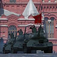 Jízda vojenské techniky, nechyběly ani letité tanky T 34