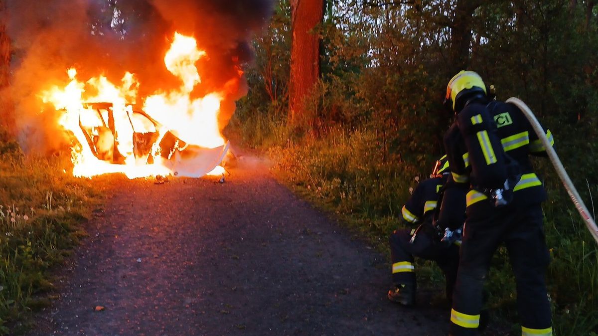 Opilý řidič boural na jižním Plzeňsku, vůz po nehodě shořel