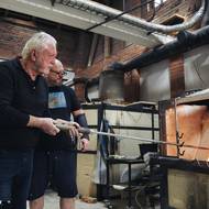 Společně se sklářem Jiřím Pačinkem vyrobil Jaromír Hanzlík skleněnou vázu na podporu projektu