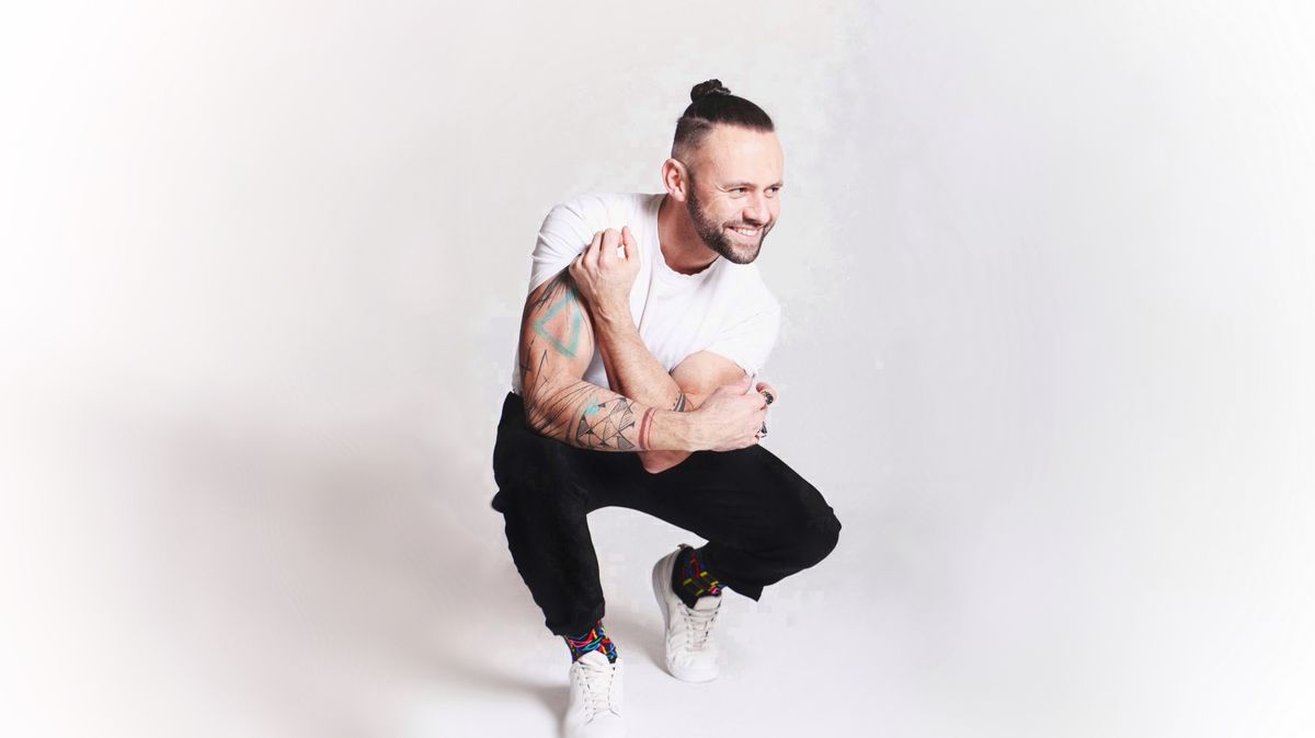 Zpěvák MikAel: Angličtina snese všechno, čeština ne