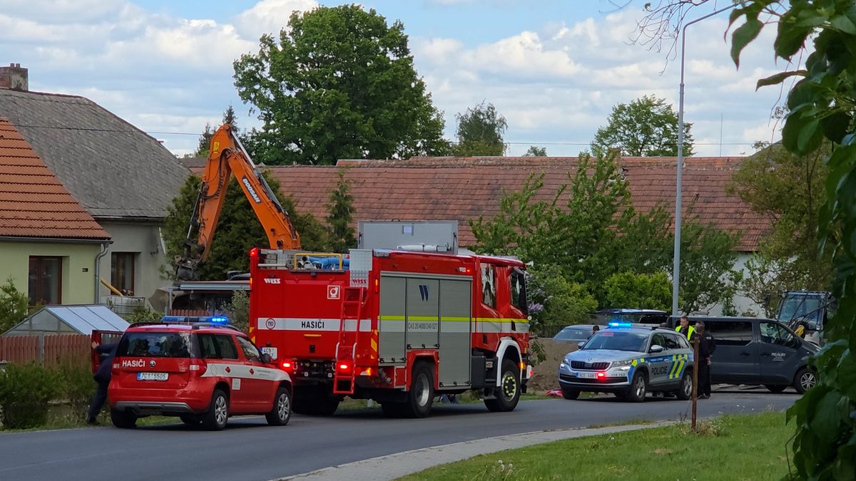 Bagrista na Českobudějovicku srazil při couvání kolegu. Ten na místě zemřel