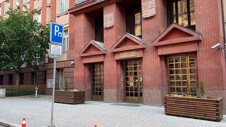 Na úřadě Plzeňského kraje zasahují kriminalisté, dva lidi zadrželi