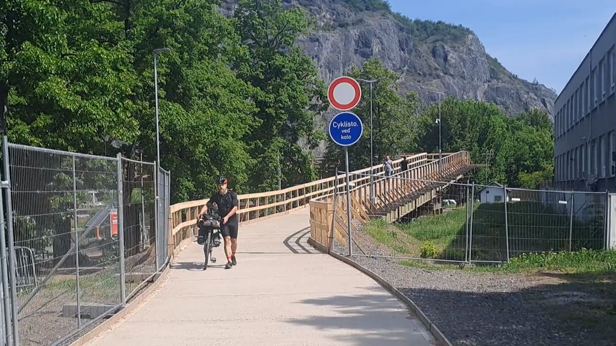Ústečtí cyklisté na provizorní lávce přes Labe často ignorují nařízení
