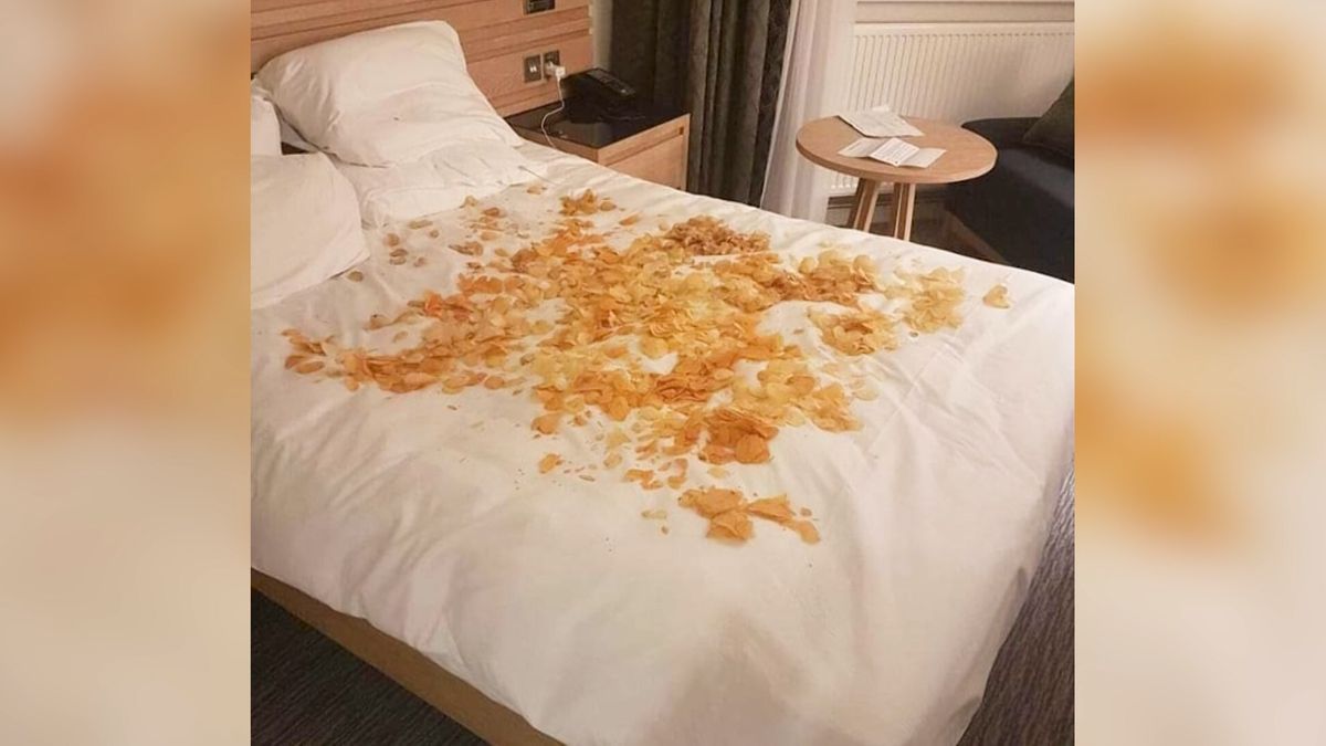 Romantika nevyšla, pár našel v hotelu postel zasypanou chipsy