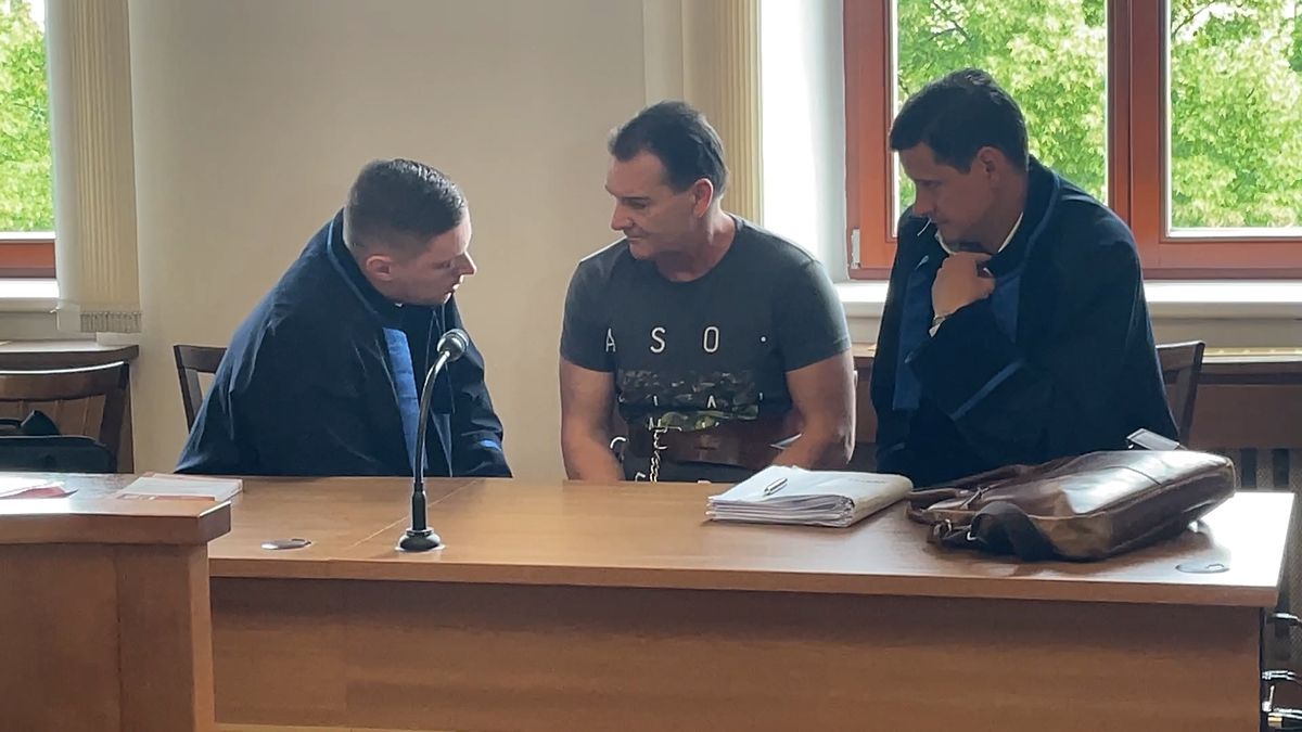 Mám rakovinu, do auta bych ji neodnesl, hájí se u soudu muž obžalovaný z vraždy manželky