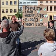Odpůrci Babiše přišli na mítink ve Frýdku-Místku s několika transparenty. 