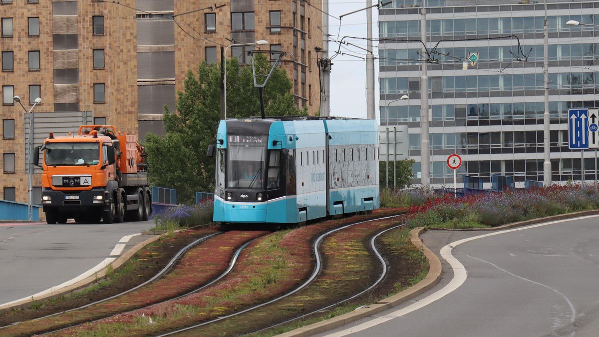 Útok na MHD v Ostravě. Okna jedoucích tramvají i autobusů kdosi rozbíjel neznámým předmětem