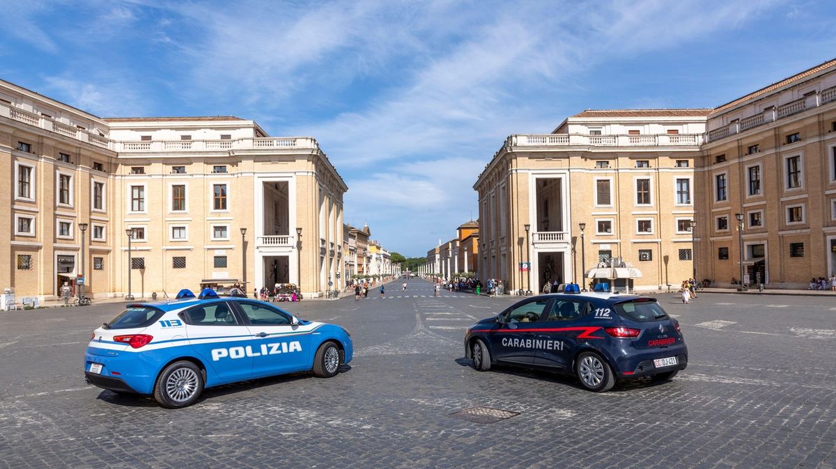 Turista v Římě prchal s historickým artefaktem na koloběžce. Naháněla ho policie