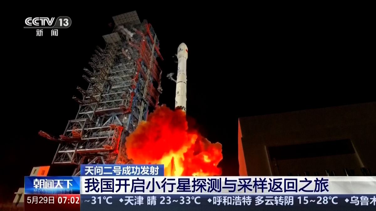 Z Číny odstartovala raketa se sondou, která má získat vzorky z našeho kvaziměsíce