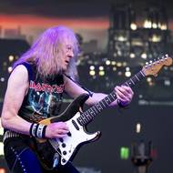 Janick Gers umí skvěle rockové pózy