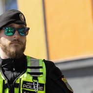 Strážník pozoruje shromáždění. 