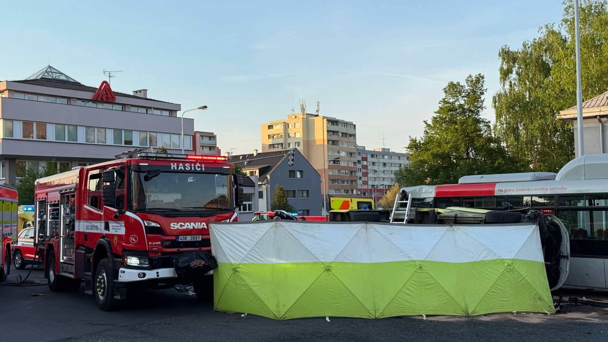 Sanitka po nehodě s autobusem skončila na Kladně převrácená na boku