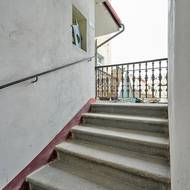 Zdi i zábradlí by tu mohly vyprávět.