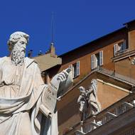 V Sixtinské kapli se pro kardinály připraví stoly a místa na sezení. Také se nainstaluje speciální technologie, která ruší jakékoli mobilní telefony nebo jiná zařízení, jež by mohla porušit přísné utajení procesu volby papeže, popisuje BBC.