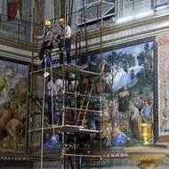 Technici pracovali na lešení v nádherném prostoru Sixtinské kaple zdobené Michelangelovými freskami.