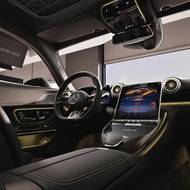 Kombinace černé a zlaté se objevuje v interiéru i exteriéru.