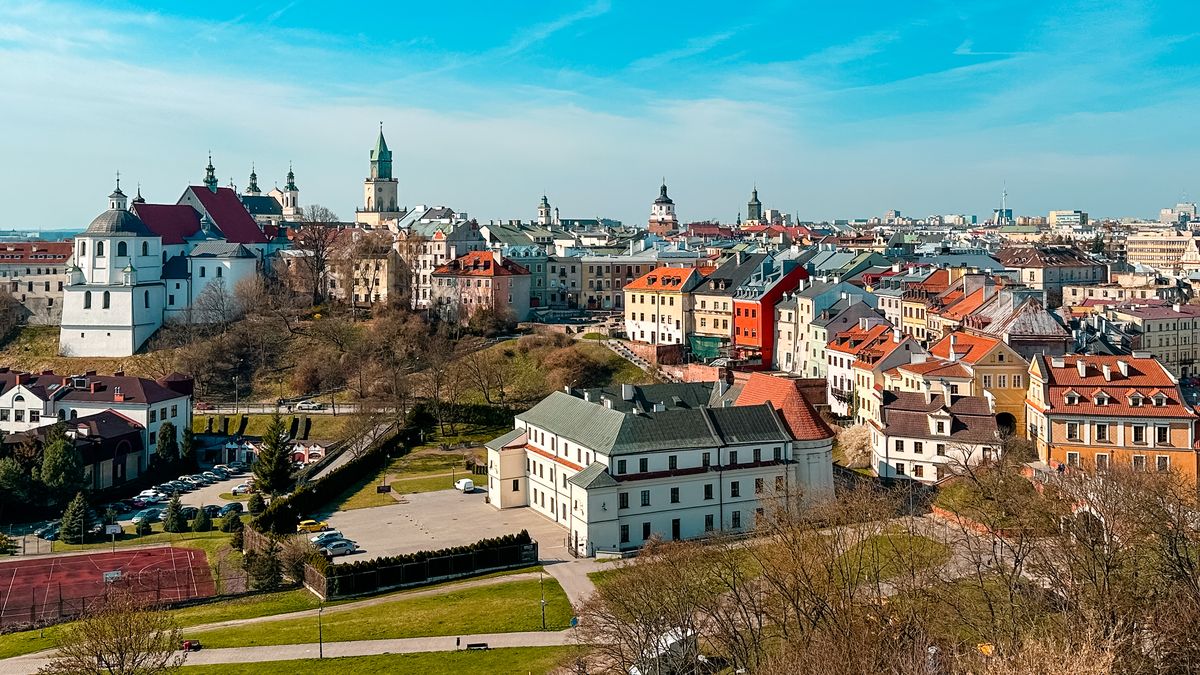 Dnes je to idylické město. Z jeho temné minulosti přesto stále mrazí
