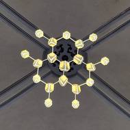 Pohled na centrální lustr zespoda