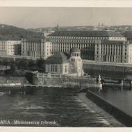 Pohled přes řeku Vltavu na ostrov Štvanici a na ministerstvo železnic. Vyfoceno kolem roku 1930