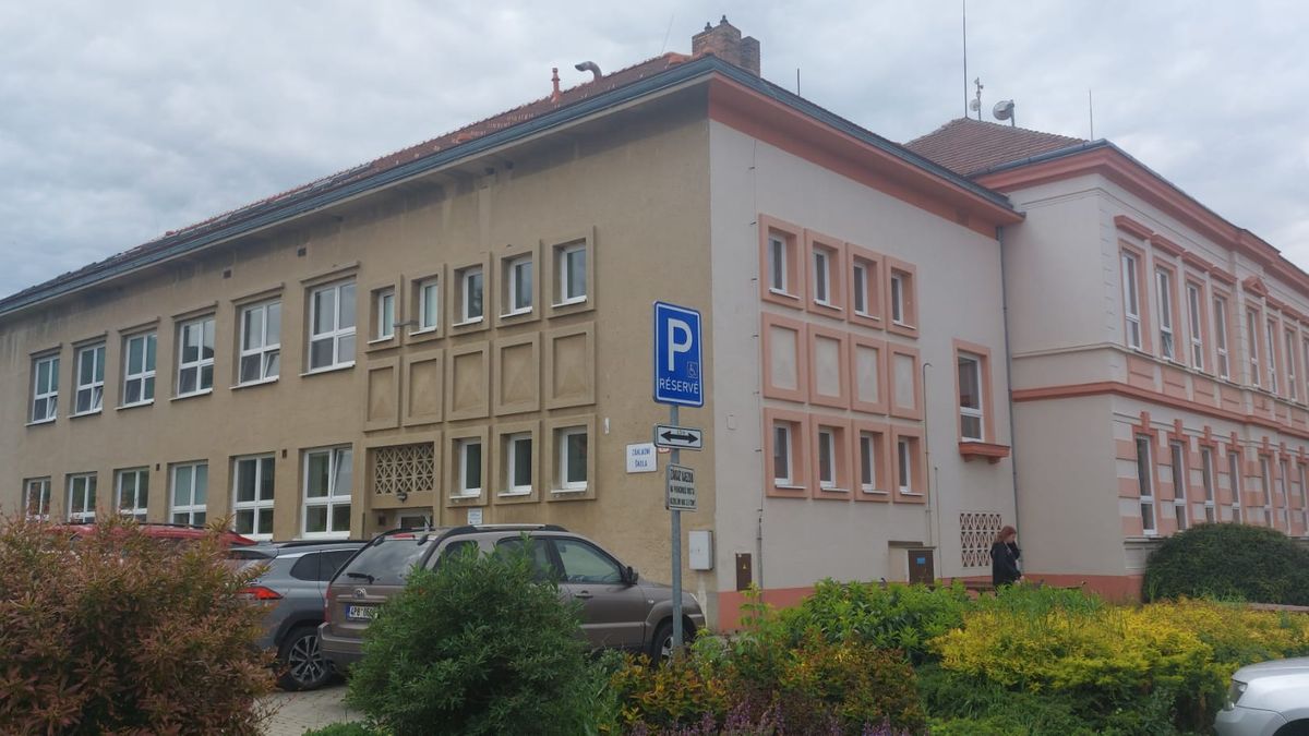 V Dolních Věstonicích odvolali oblíbeného ředitele základky. Místní teď chtějí odvolat starostku