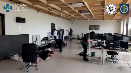 Velká razie na Ukrajině. Podvodníci z call-centra obrali desítky Čechů o miliony