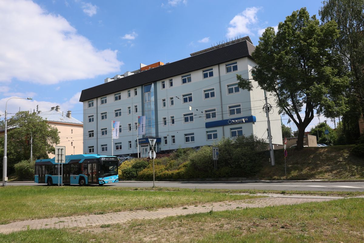 Pokus o upálení v Ostravě: Hořící muž v zoufalství bušil na dveře firmy. Je v kritickém stavu
