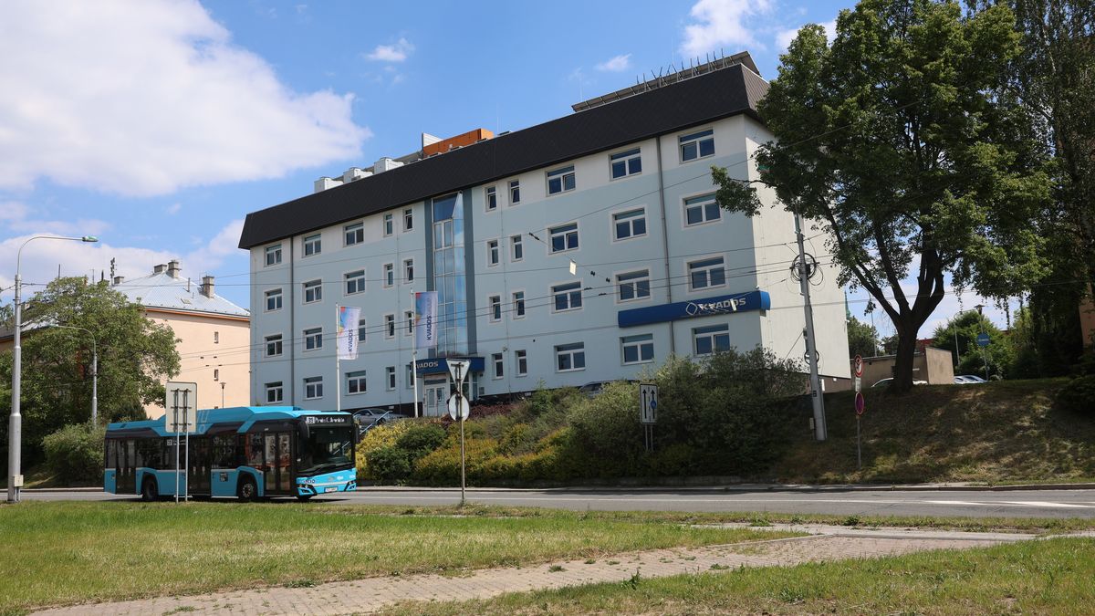 Pokus o upálení v Ostravě: Hořící muž v zoufalství bušil na dveře firmy. Je v kritickém stavu