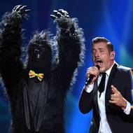 Italský zpěvák Francesco Gabbani byl během vystoupení přepaden tancující gorilou. Byl součástí ročníku 2017.