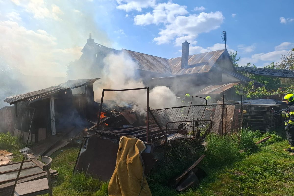 Pálení sena se vymklo. V Mrsklesích se oheň přenesl na rodinný dům