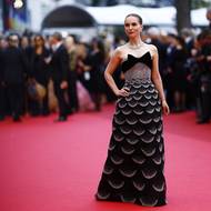 Herečka Natalie Portmanová zářila v šatech Dior inspirovaných modelem z haute couture kolekce z roku 1951. 