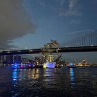 K havárii došlo v pátek večer místního času. Plachetnice neměla výkon a narazila do mostovky Brooklynského mostu. Havárie má dvě oběti.