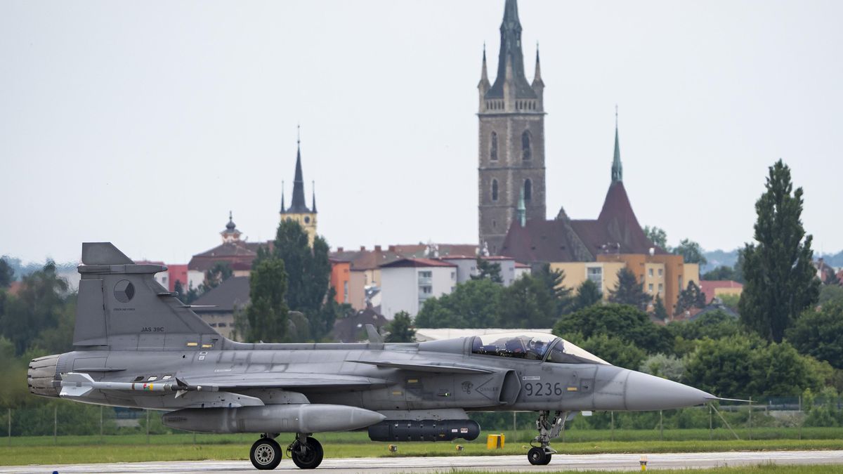 FOTO: Gripeny do akce. Plně vyzbrojené letouny odlétly chránit Island