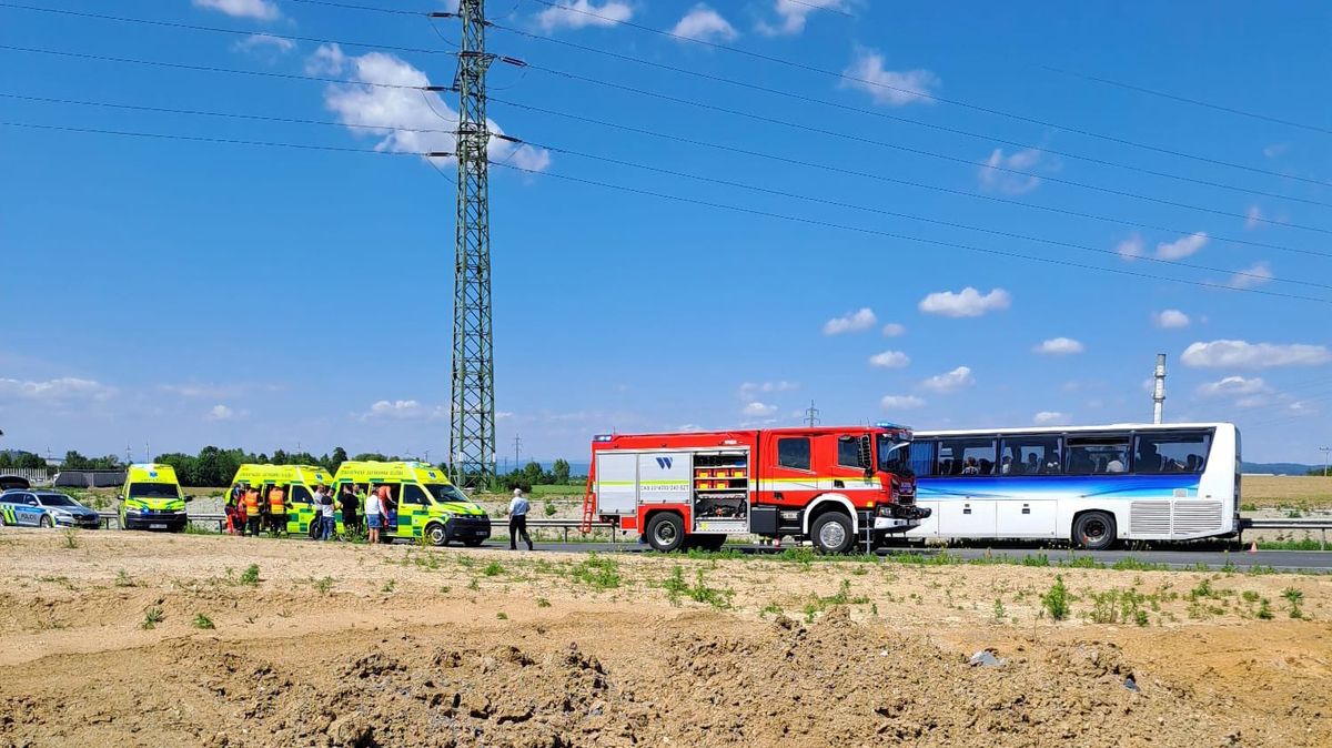 Čelní střet autobusu a osobního vozu u Velkého Týnce. Na místě je přes 20 zraněných