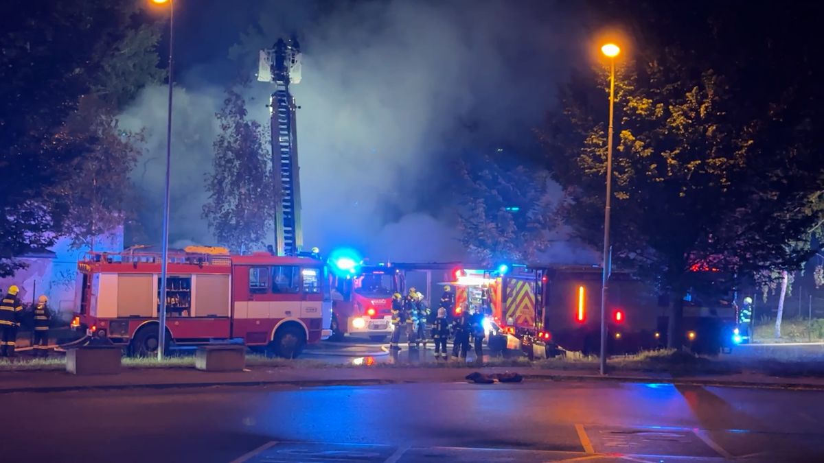 V Plzni v noci shořelo doupě bezdomovců, pět zraněných