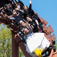 Jednou z akčnějších horských drah je Létající orel (na snímku). Samotná konstrukce není vyrobená z lega, ale všechny dekorační prvky už jsou laděné do kostičkové podoby.