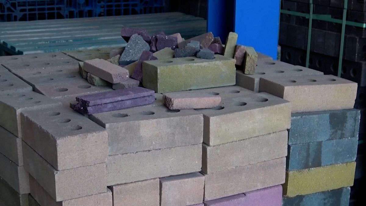 Skotské cihly šetří planetu i peněženku. Vznikají recyklací demoličního odpadu