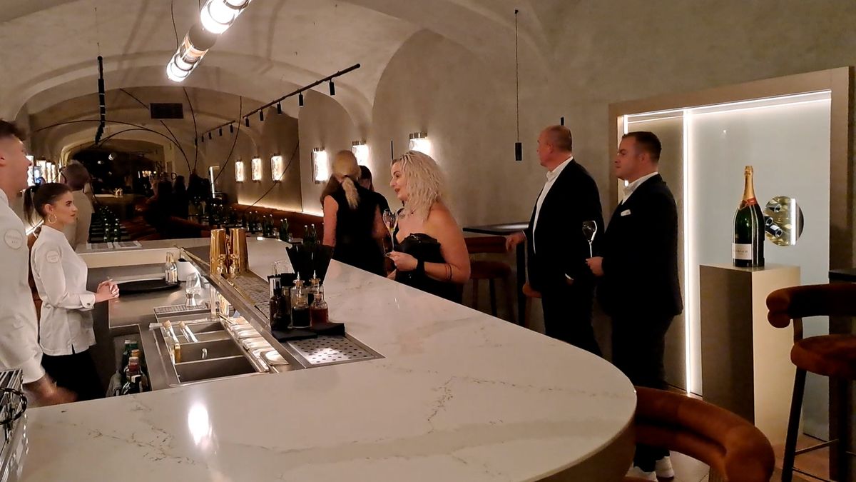James Bond se vrátil do Karlových Varů. Pupp otevřel bar z Casina Royale