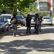 Policie dorazila k vyjednávání s ozbrojeným mužem na pražském Zličíně.