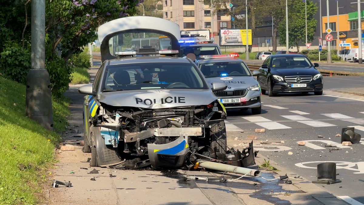 Policisté v Praze narazili do semaforu a zdemolovali svůj elektromobil