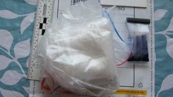 Podnikavá rodina prodávala v Jirkově drogy z okna přízemního bytu, kšeft jí zmařili kriminalisté